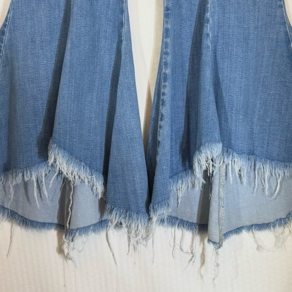GUESS Sofia 1981 Light Wash Frayed Ankle Flare Jeans Size 30 - Picture 11 of 14